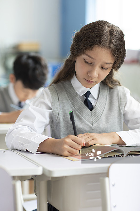 学生在教室学习图片素材