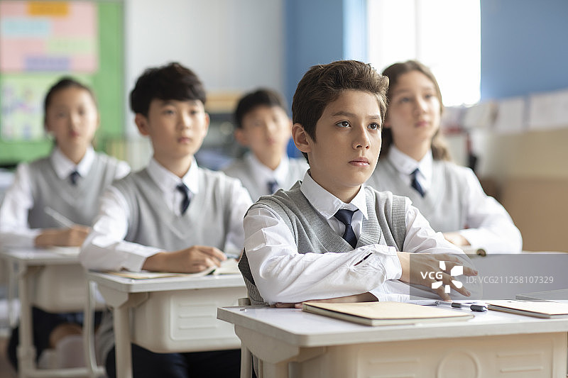 学生在教室上课图片素材