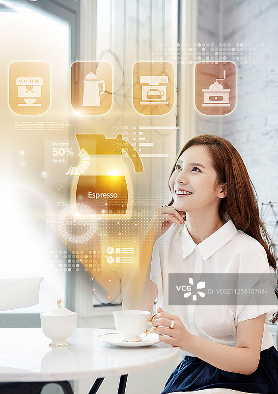 在桌旁观看全息图的女人人像合成数字图像图片素材