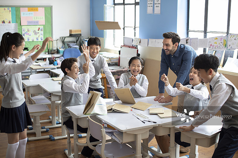 学生和老师在教室庆祝图片素材