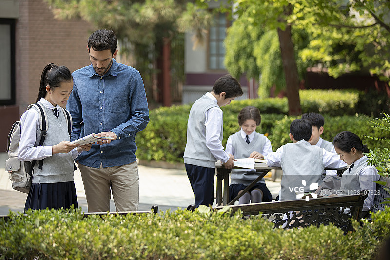 老师和学生在校园里图片素材
