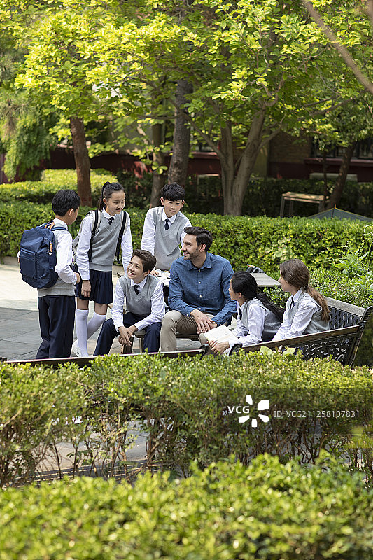 老师和学生在校园里图片素材