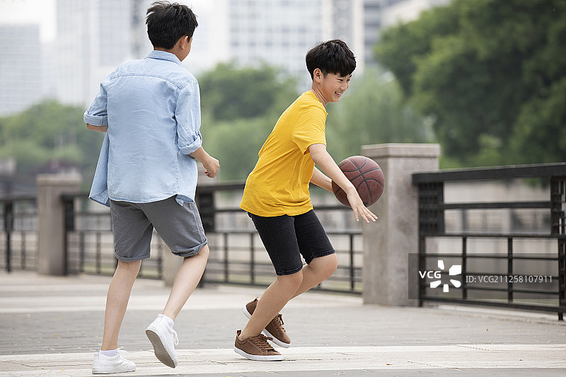 男孩们在户外打篮球图片素材