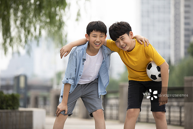 男孩们在户外踢足球图片素材