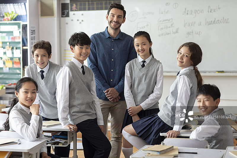 老师和学生在教室里图片素材