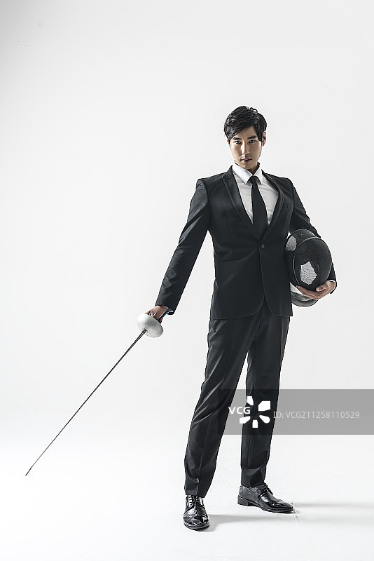 商人手持击剑和头盔摄影图片素材