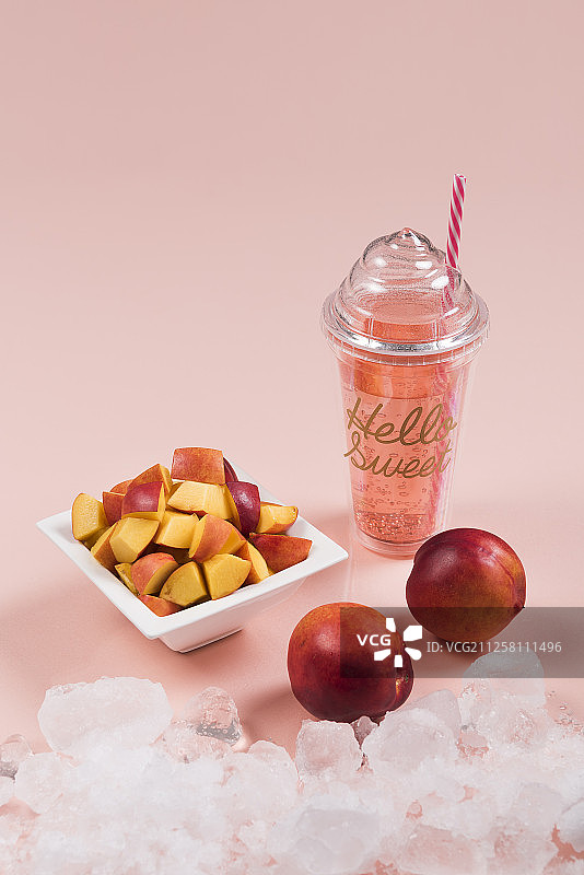 盘子里的油桃图片素材