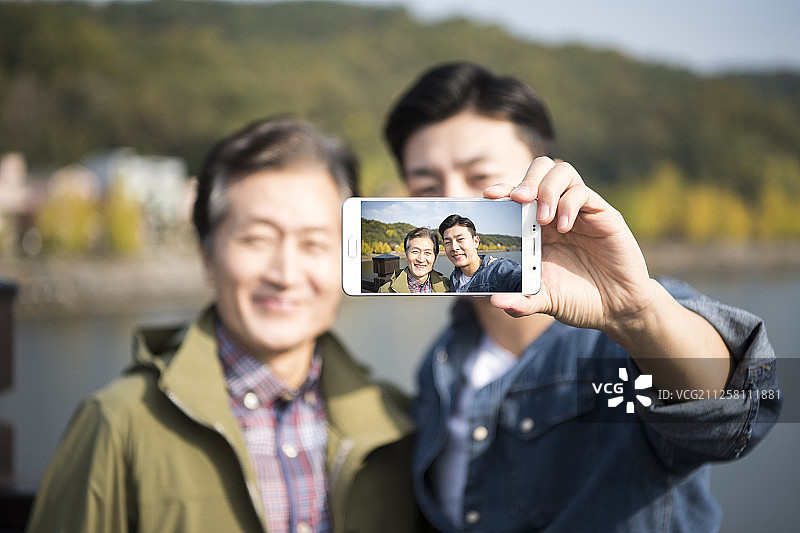 父子在安东旅行自拍图片素材