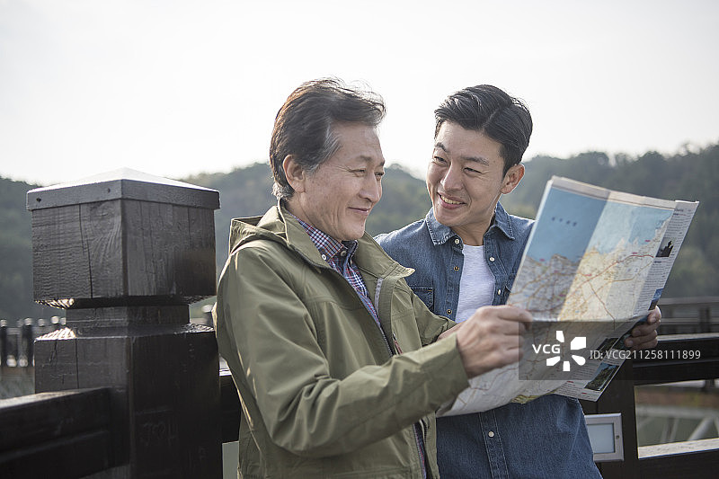 儿子和父亲在安东旅行看地图摄影图片素材