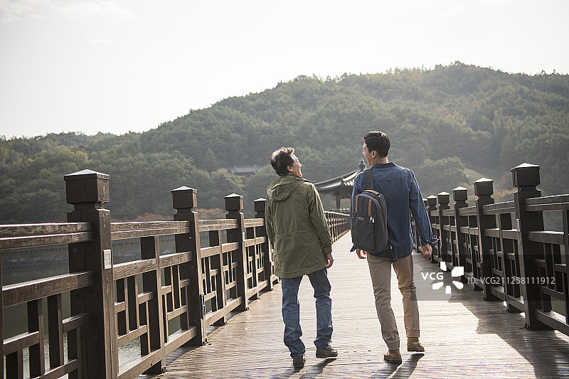 父子结伴安东徒步旅行摄影图片素材