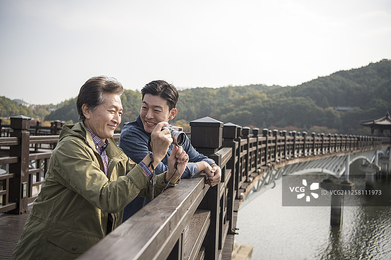 父子在安东旅行拍照照片图片素材