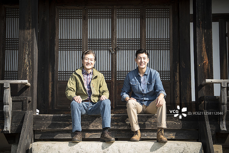 儿子和父亲在韩国传统风格的房子里旅行和放松的照片图片素材