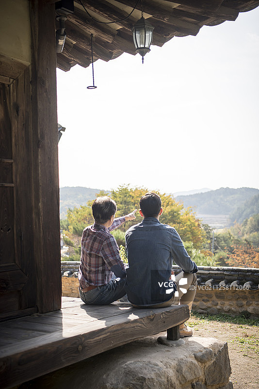 儿子和父亲在韩国传统风格的房子里旅行和放松的照片图片素材