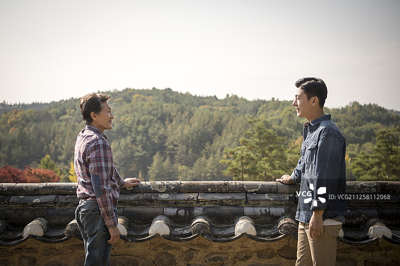 儿子和父亲在韩国传统风格的房子里旅行和放松的照片图片素材