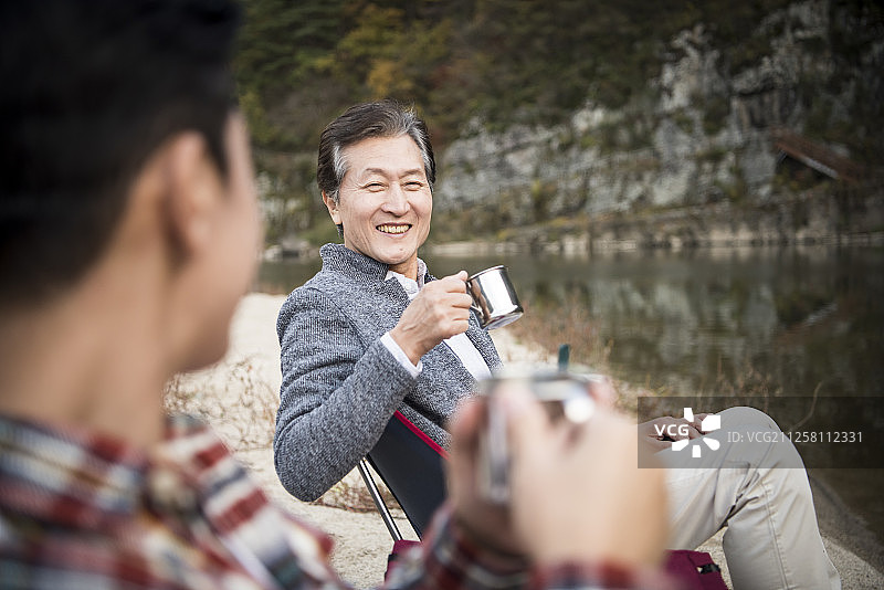 父子在河边喝咖啡钓鱼摄影图片素材