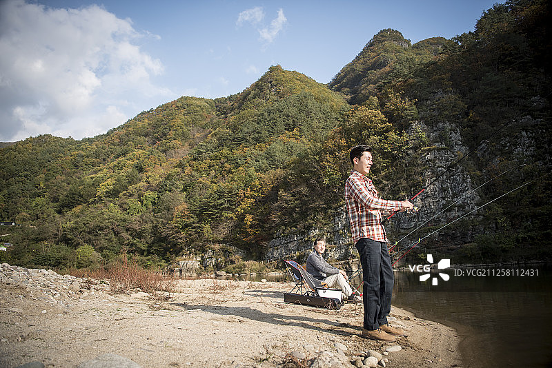 父子在河里钓鱼的照片图片素材
