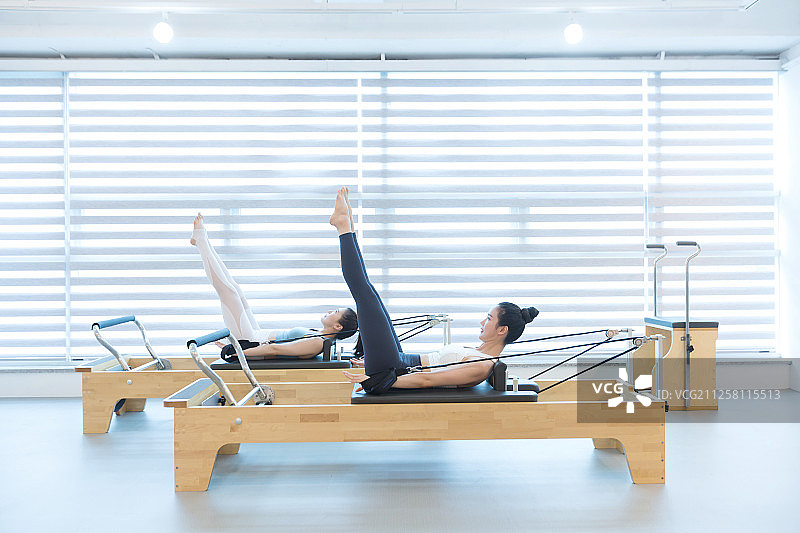 健康生活：使用普拉提器械进行锻炼083图片素材