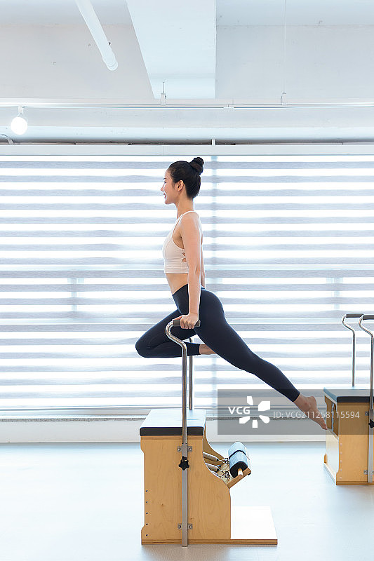 健康生活：使用普拉提器械进行锻炼 154图片素材