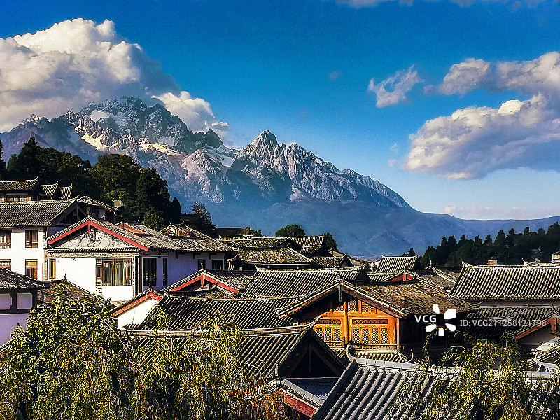 玉龙雪山下的丽江古城图片素材