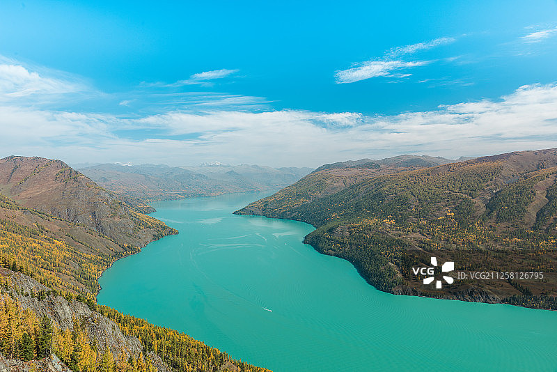 俯视秋季的新疆阿勒泰地区喀纳斯湖风景图片素材