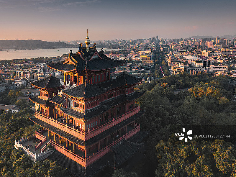 黄昏的下的古代阁楼图片素材