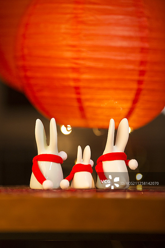 小兔子一家三口夜晚看花灯和焰火图片素材