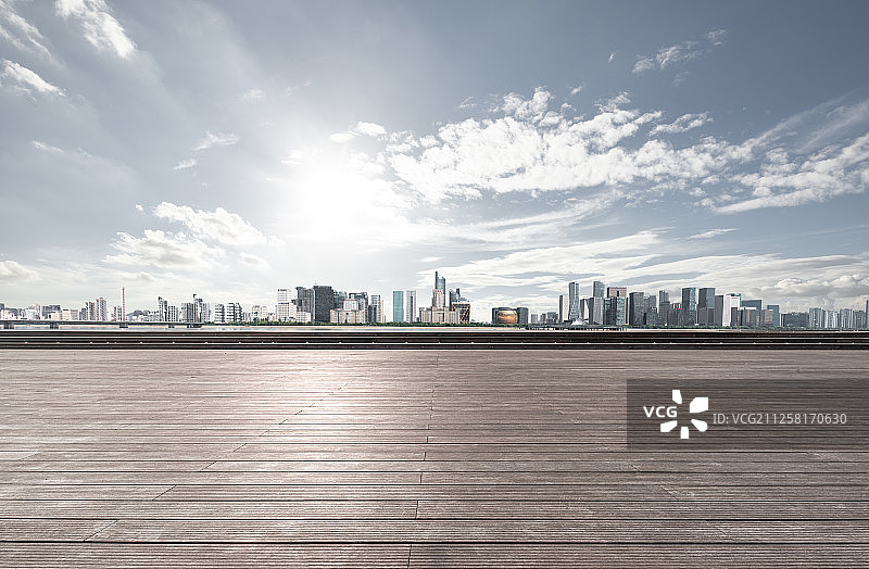 城市天际线为背景的木地板图片素材