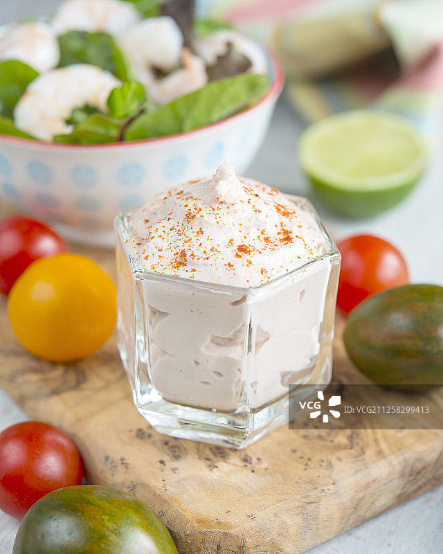 千岛酱配辣椒粉和夸克奶酪鲜虾沙拉图片素材