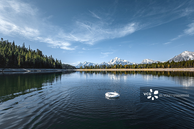 救生圈与雪山湖泊图片素材