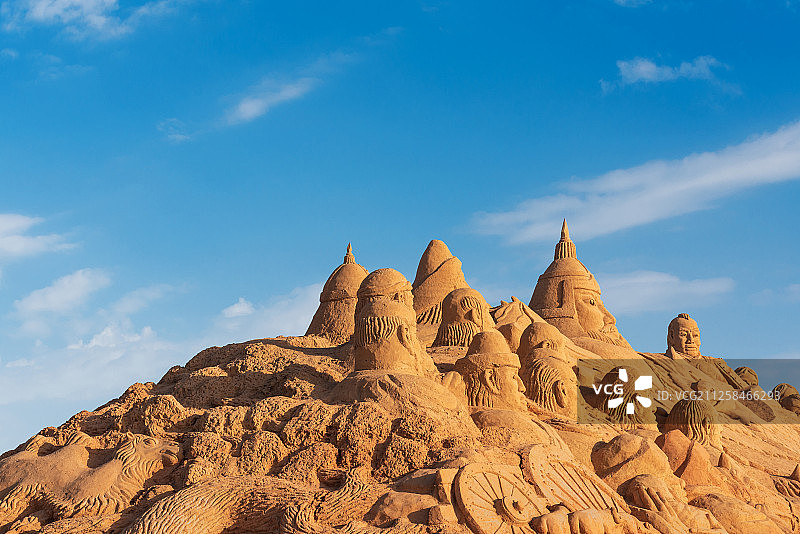 内蒙古额济纳旗八道桥景区沙海王国群雕像图片素材