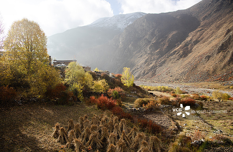 西藏自治区山南洛扎县库拉冈日雪山图片素材
