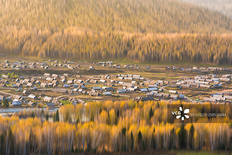 秋天清晨的中国新疆阿勒泰喀纳斯禾木村图片素材