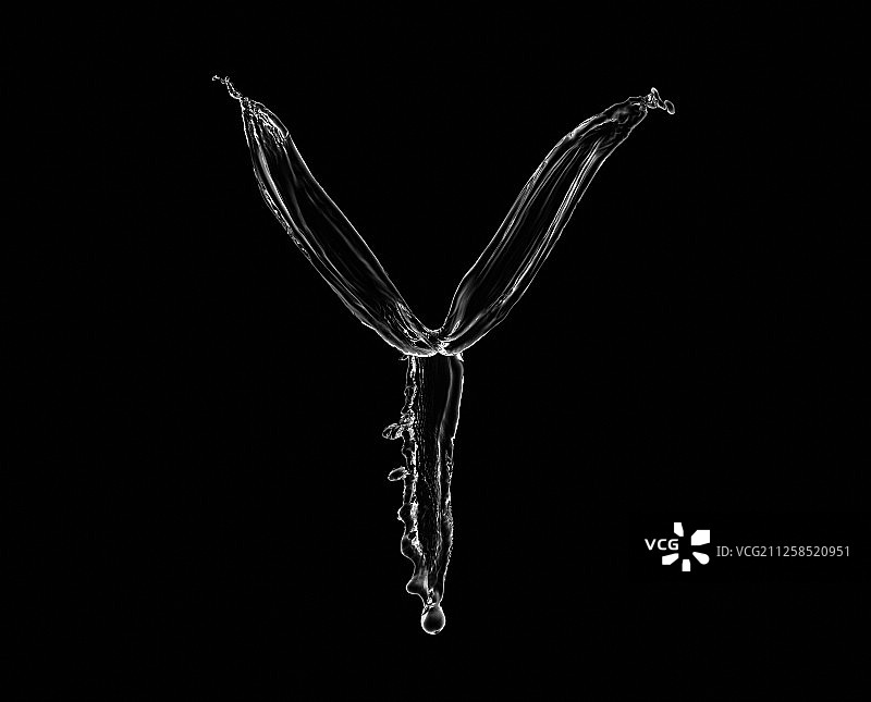 黑色背景水形状字母Y图片素材