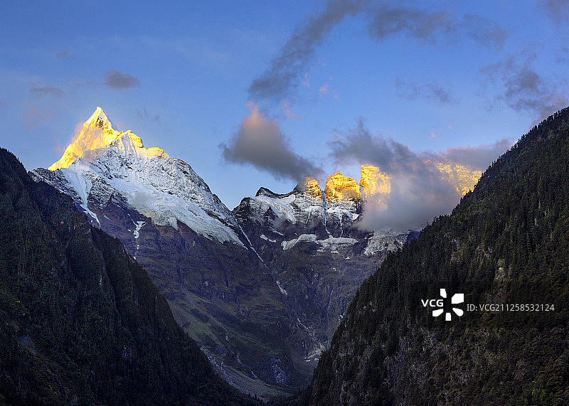 雨崩日照金山图片素材