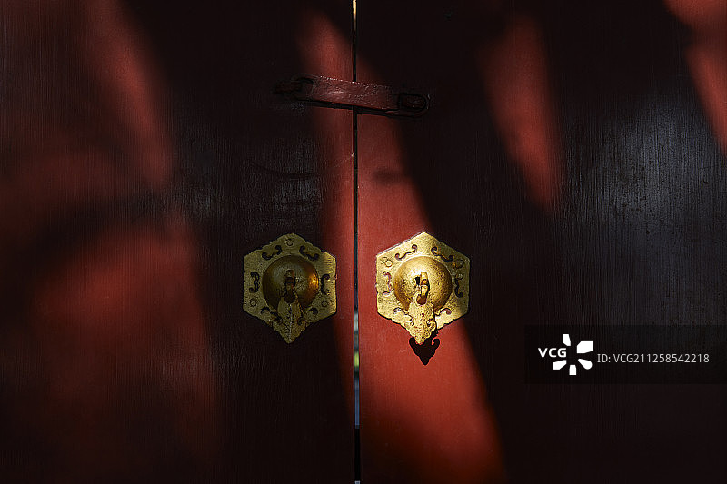 光影效果的北京四合院大门图片素材