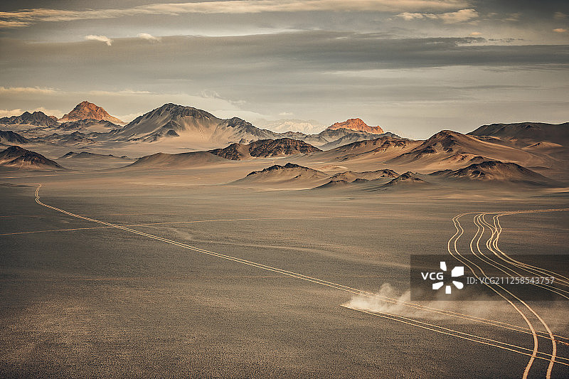 奔向远山图片素材