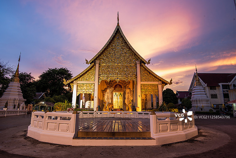 落日余晖下的寺庙图片素材