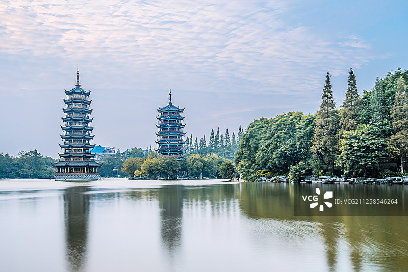 中国广西桂林日月双塔清晨风光图片素材