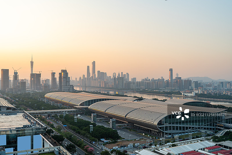 晴天下的广州广交会展馆城市天际线黄昏日落图片素材