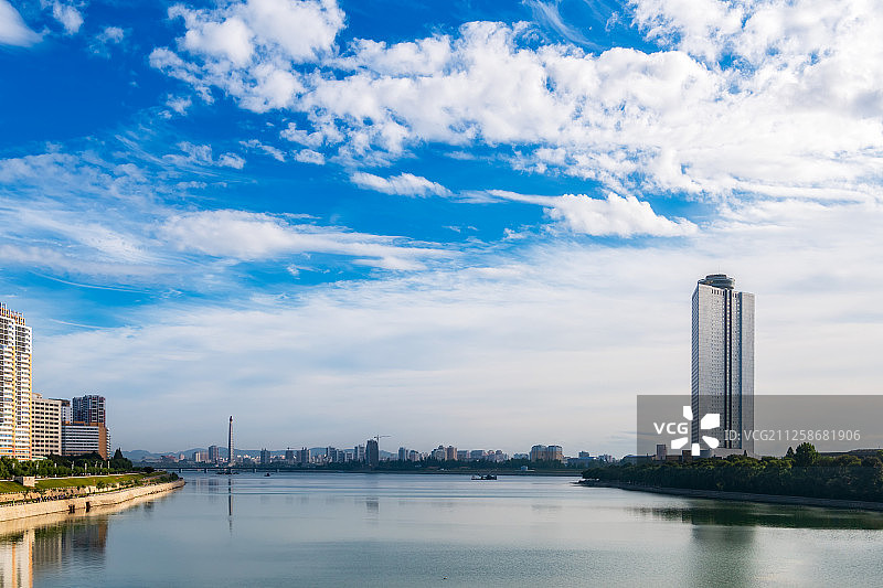 朝鲜平壤大同江畔羊角岛酒店城市天际线户外风光图片素材