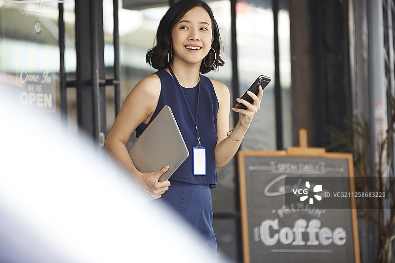商务咖啡馆里的女人图片素材