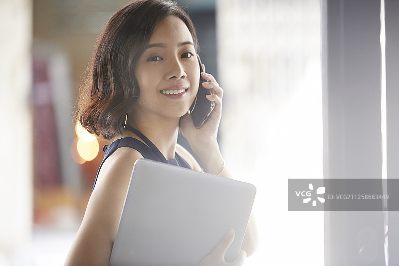 商务咖啡馆里的女人图片素材