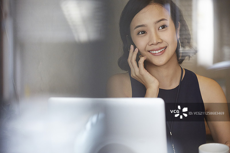 商务咖啡馆里的女人图片素材