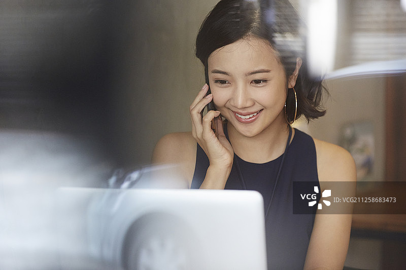 商务咖啡馆里的女人图片素材