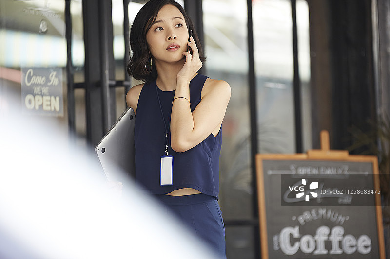 商务咖啡馆里的女人图片素材