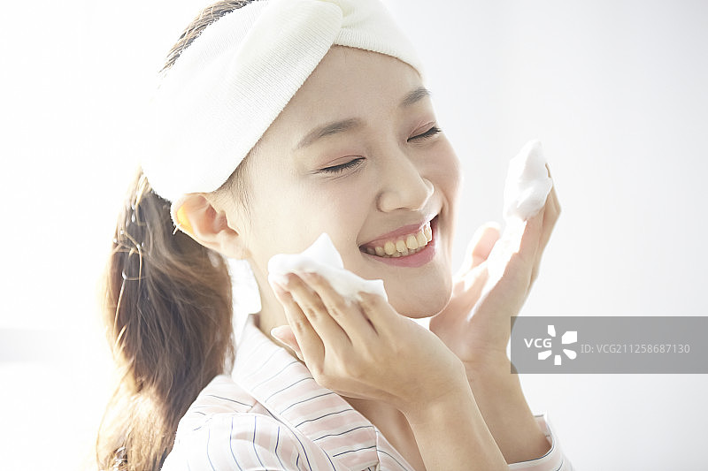 女性的美容形象洗脸图片素材