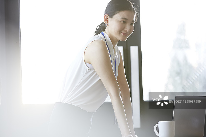 商务咖啡馆里的女人图片素材