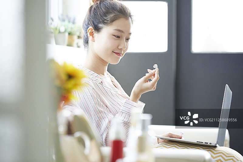 女人放松图片素材