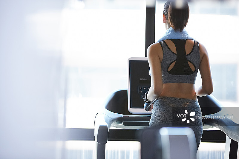 女性健身健身房图片素材