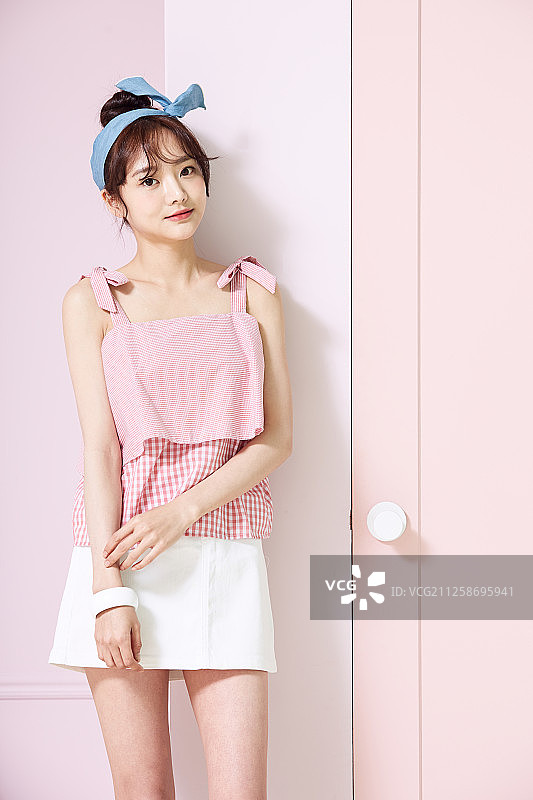 年轻女性形象图片素材